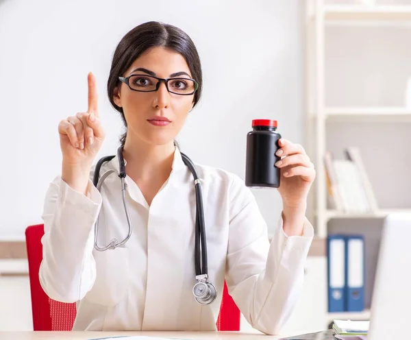 Kobieta lekarz z butelką leków — Zdjęcie stockowe