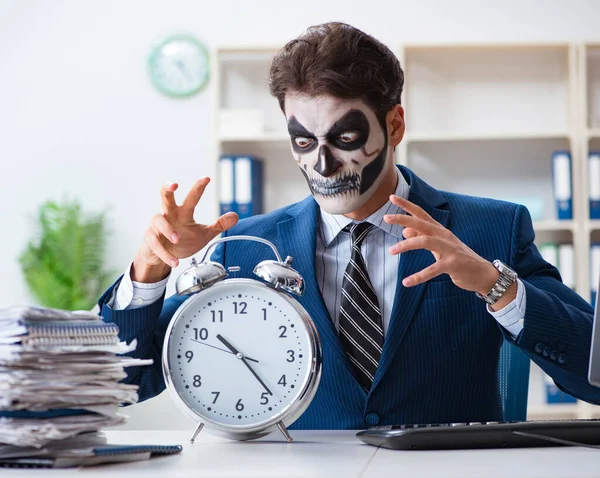 Businessmsn con mascarilla de miedo trabajando en la oficina —  Fotos de Stock