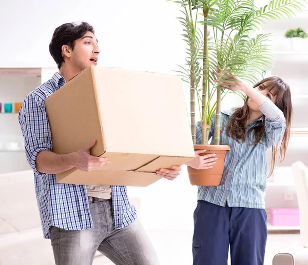 Família jovem se mudando para novo apartamento depois de pagar hipoteca — Fotografia de Stock