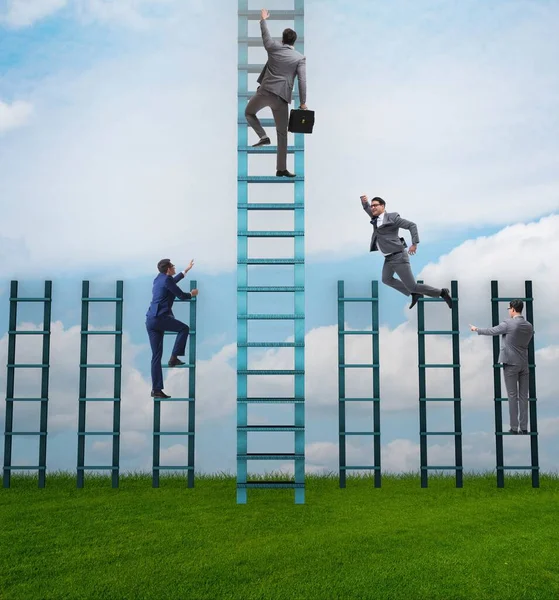 Wettbewerbskonzept: Geschäftsmann schlägt Konkurrenz — Stockfoto