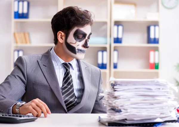 在办公室工作的带着可怕面具的商人 — 图库照片