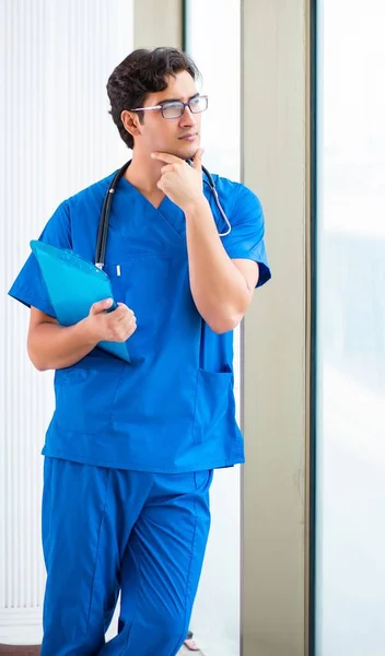 Joven médico guapo que trabaja en el hospital — Foto de Stock