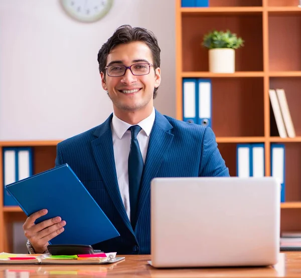 Jeune homme d'affaires beau qui travaille dans le bureau — Photo