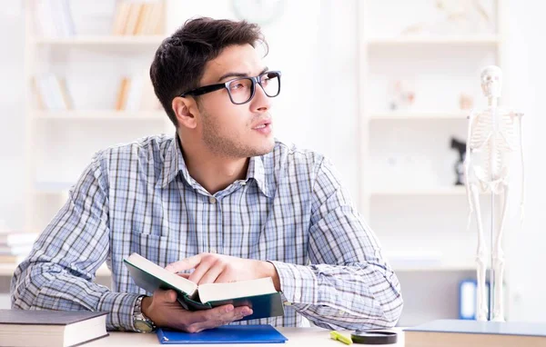 Estudante de medicina estudando o esqueleto — Fotografia de Stock