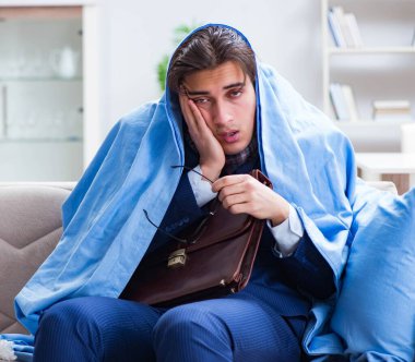 Hasta bir çalışan evde kalıyor ve bacadan acı çekiyor.