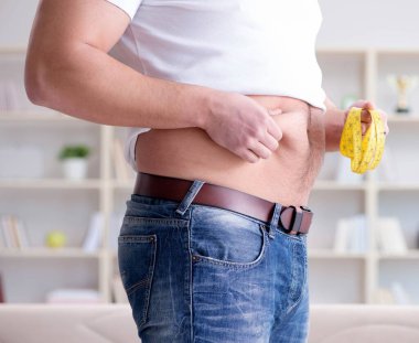 Diyet konseptinde şişman obez adam