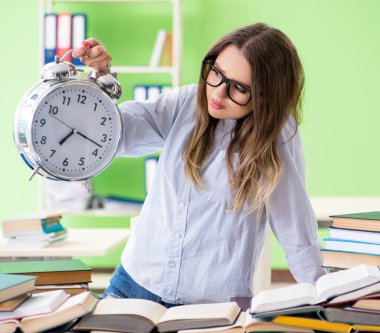 Sınavlara zamanında hazırlanan genç kız öğrenci.