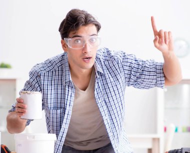 Marangozluk hobisi olan genç bir adam.