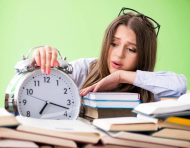 Sınavlara zamanında hazırlanan genç kız öğrenci.