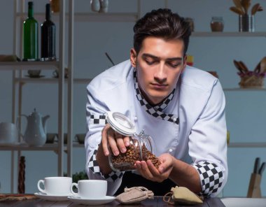 Kahveci dükkanda geç saatlere kadar çalışıp içki hazırlıyor.