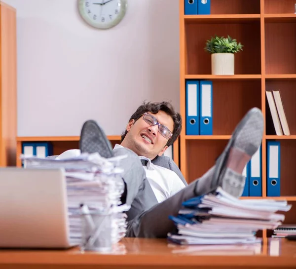 Junger gutaussehender Geschäftsmann unzufrieden mit exzessiver Arbeit — Stockfoto