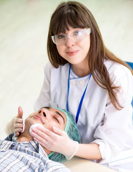 Młody mężczyzna odwiedza panią doktor kosmetolog — Zdjęcie stockowe