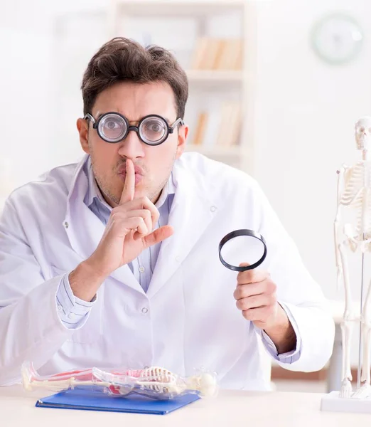 Gekke dokter die menselijk skelet bestudeert — Stockfoto