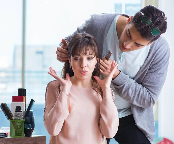 Homme styliste travaillant avec femme dans un salon de beauté — Photo