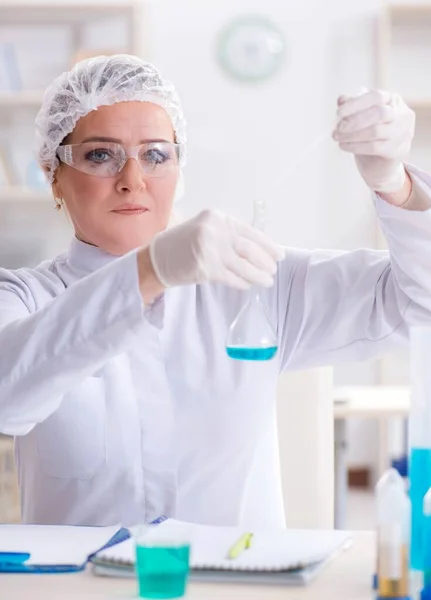 Mujer química que trabaja en el laboratorio de la clínica hospitalaria — Foto de Stock