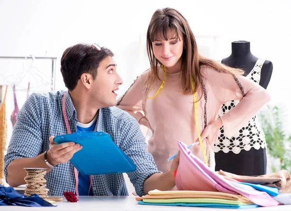Male tailor with female student in workshop — Stock Photo, Image