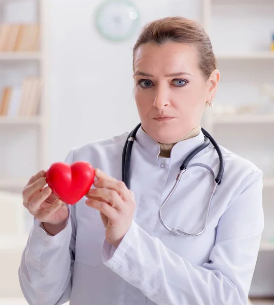 Cardiologo con cuore rosso nel concetto medico — Foto Stock
