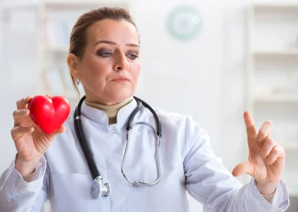 Кардиолог с красным сердцем в медицинской концепции — стоковое фото
