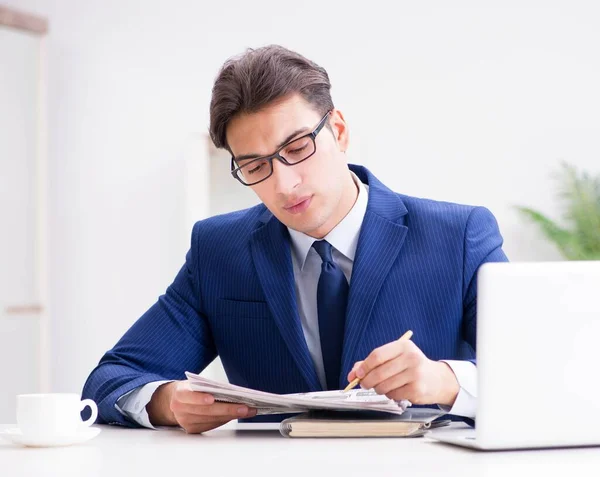 Jovem e bonito empresário empregado trabalhando no escritório na mesa — Fotografia de Stock