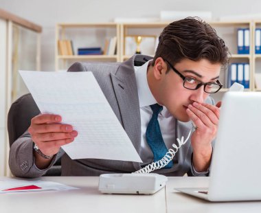 İş adamı gizli bilgileri telefonla sızdırıyor.