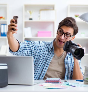 Kamerasıyla çalışan genç bir fotoğrafçı.