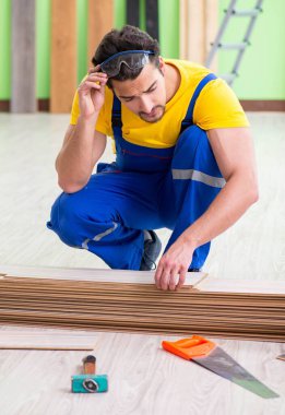 Profesyonel müteahhit evde döşeme döşemesi yapıyor.