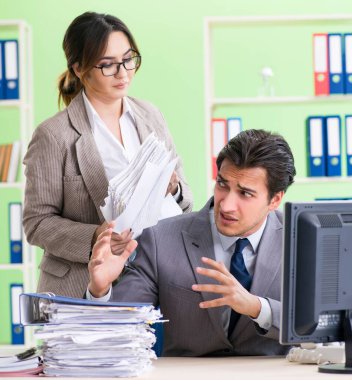 Erkek çalışan aşırı çalışmadan muzdarip.