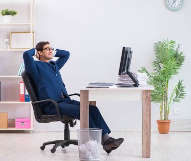 Masada çalışan yakışıklı bir işadamı.