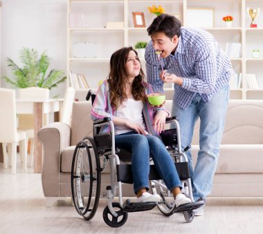 Genç bir aile birbirine göz kulak oluyor.