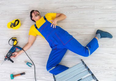 İş yerinde yaralı bir işçi var.