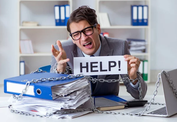 Upptagen anställd fastkedjad vid sitt skrivbord — Stockfoto