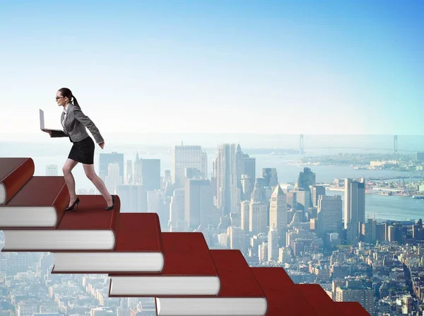 Bizneswoman student wspinaczka po drabinie książek edukacyjnych — Zdjęcie stockowe
