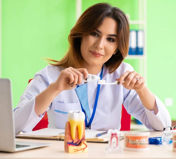 Kvinna tandläkare arbetar på tänder implantat — Stockfoto