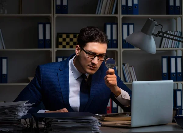 Wirtschaftsprüfer auf der Suche nach Fehlern in der Rechnungslegung für Unternehmen — Stockfoto