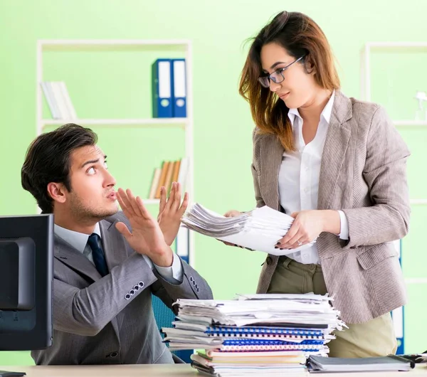 Mann leidet unter übermäßiger Arbeit — Stockfoto