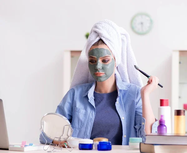 Skönhetsbloggare tillämpa mask och inlägg på internet blogg — Stockfoto