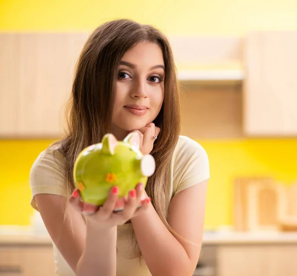 Mujer joven esposa en concepto de planificación presupuestaria — Foto de Stock