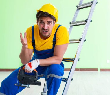 İş yerinde yaralı bir işçi var.