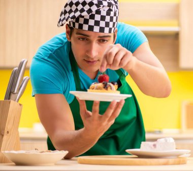 Adam evde pasta hazırlıyor.