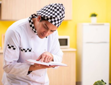 Genç profesyonel aşçı mutfakta hazırlanıyor.