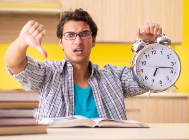 Sınava hazırlanan öğrenci mutfakta oturuyor.