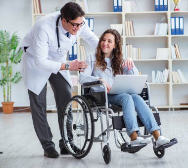 Tekerlekli sandalyedeki hasta düzenli kontrol için doktoru ziyaret ediyor.