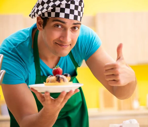 Hombre cocinar la preparación de pastel en la cocina en casa —  Fotos de Stock