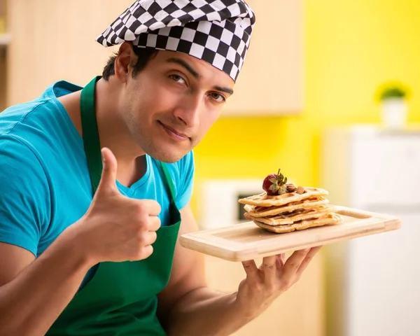 Man kok bereiden taart in de keuken thuis — Stockfoto