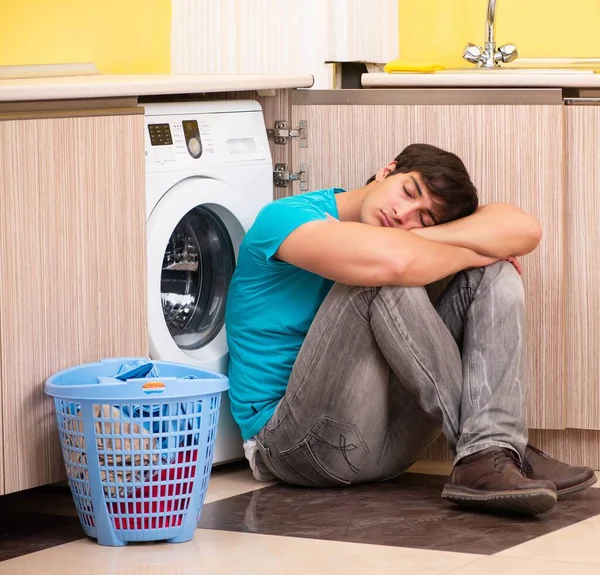 Joven marido hombre haciendo la colada en casa — Foto de Stock