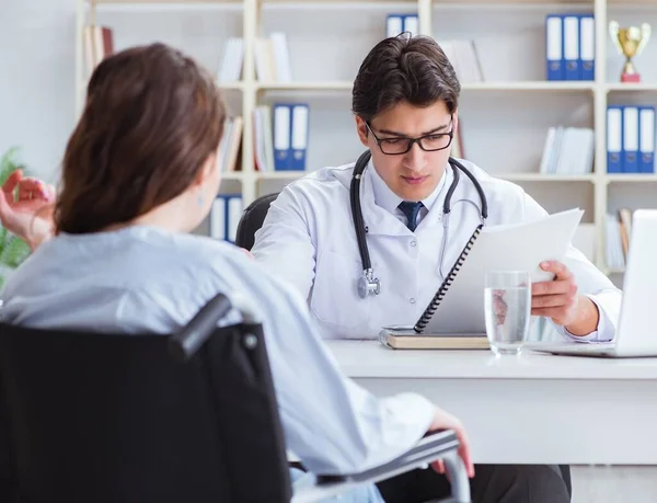 Kvinnlig patient besöker manlig läkare för regelbunden kontroll i hosp — Stockfoto