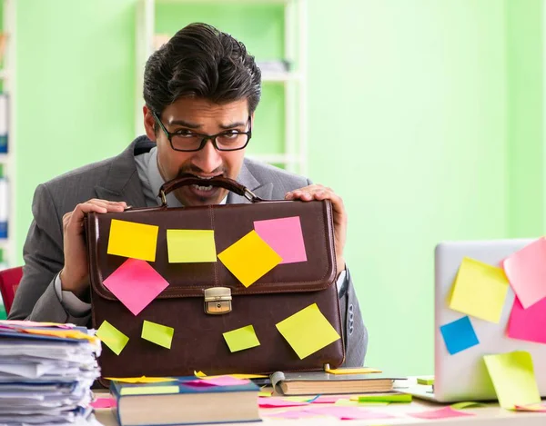 Geschäftsmann mit vielen widersprüchlichen Prioritäten unzufrieden — Stockfoto