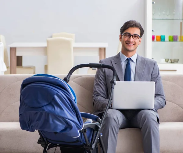 Affärsman som tar hand om det nyfödda barnet hemma och distansarbetar — Stockfoto