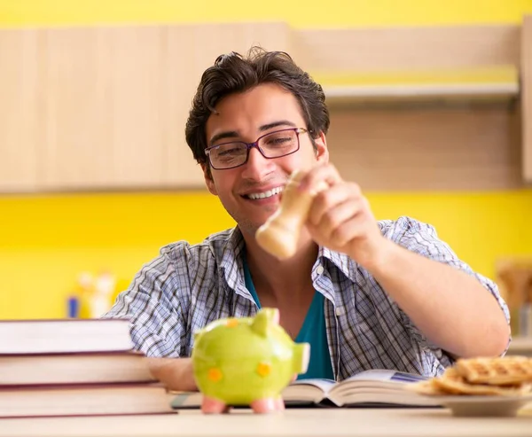 Student bereitet sich auf Prüfung in der Küche vor — Stockfoto