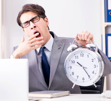 Acil ve son teslim tarihi konseptinde alarm veren bir işadamı.